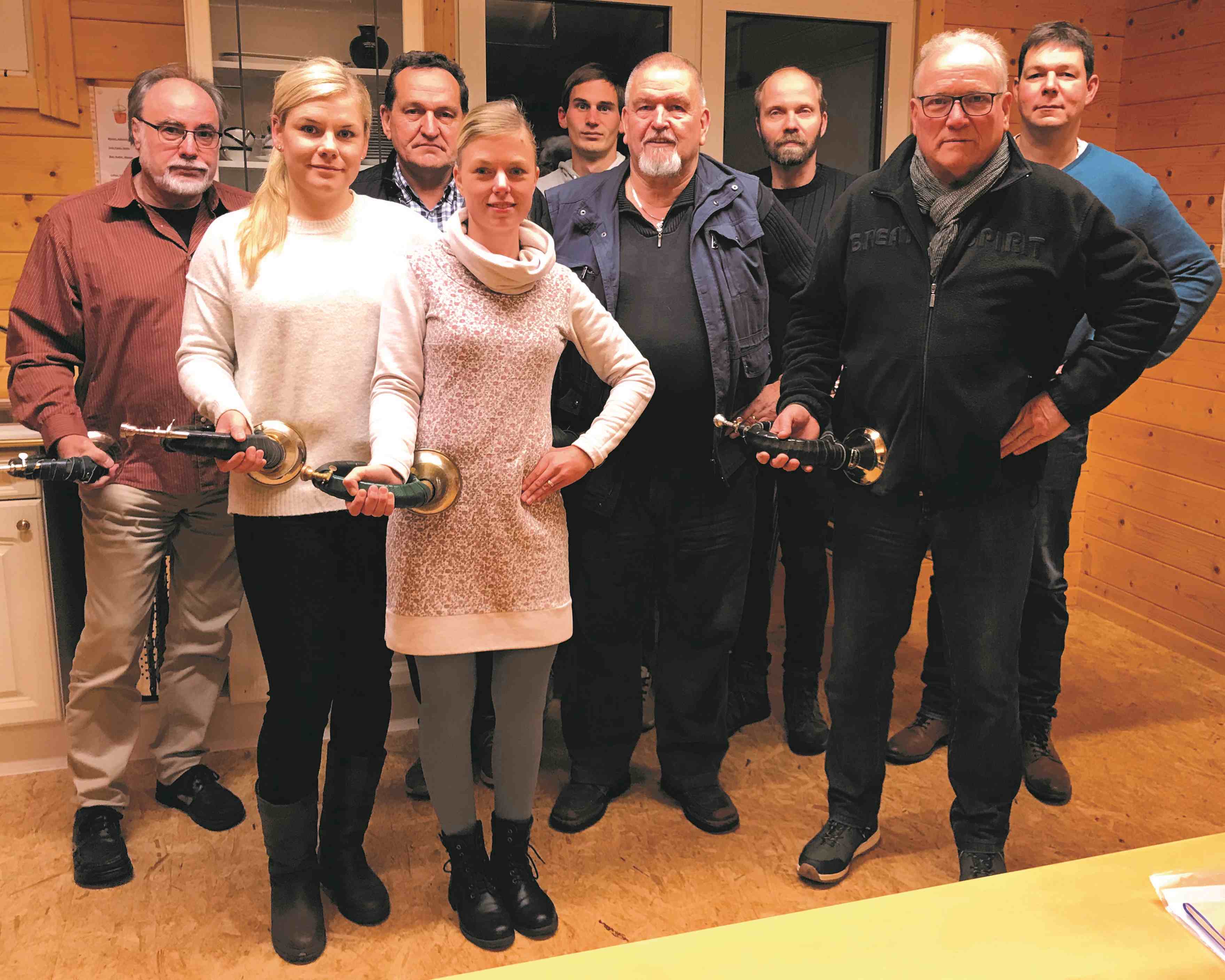 v.l.:  Anton Rock, Katharina Wahrheit, Johann Hagedorn, Okka Brahms, Ludwig Tönjes, Gerd Kösters, Dieter Brinkema, musikalischer Leiter Wilfried Stolzenberg und Carsten Strenge.
